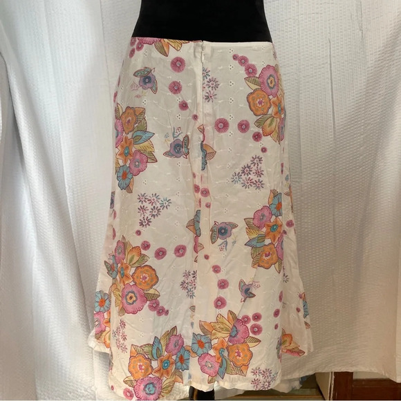 First Issue Liz Claiborne floral print eyelet skirt size 8. - Picture 3 of 4